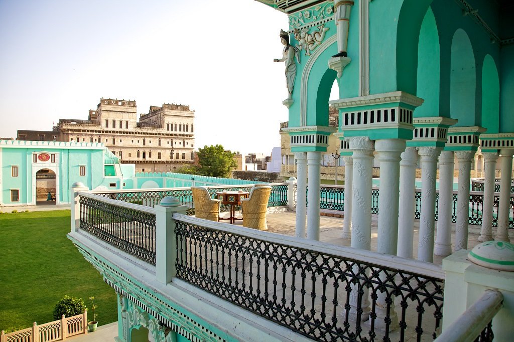 WindowToLuxury's tweet photo. Residing in historic and artistically rich Churu, @maljikakamra is a 100-year-old mansion that has been charmingly restored with modern amenities. 

The haveli is an architectural wonder with a gorgeous turquoise blue structure. For more details - https://t.co/b2WbD01DYW https://t.co/HC8Q8o1aaL