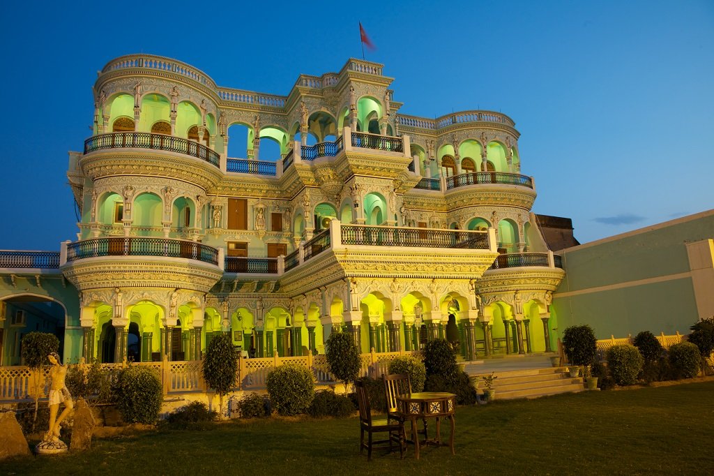 WindowToLuxury's tweet photo. Residing in historic and artistically rich Churu, @maljikakamra is a 100-year-old mansion that has been charmingly restored with modern amenities. 

The haveli is an architectural wonder with a gorgeous turquoise blue structure. For more details - https://t.co/b2WbD01DYW https://t.co/HC8Q8o1aaL