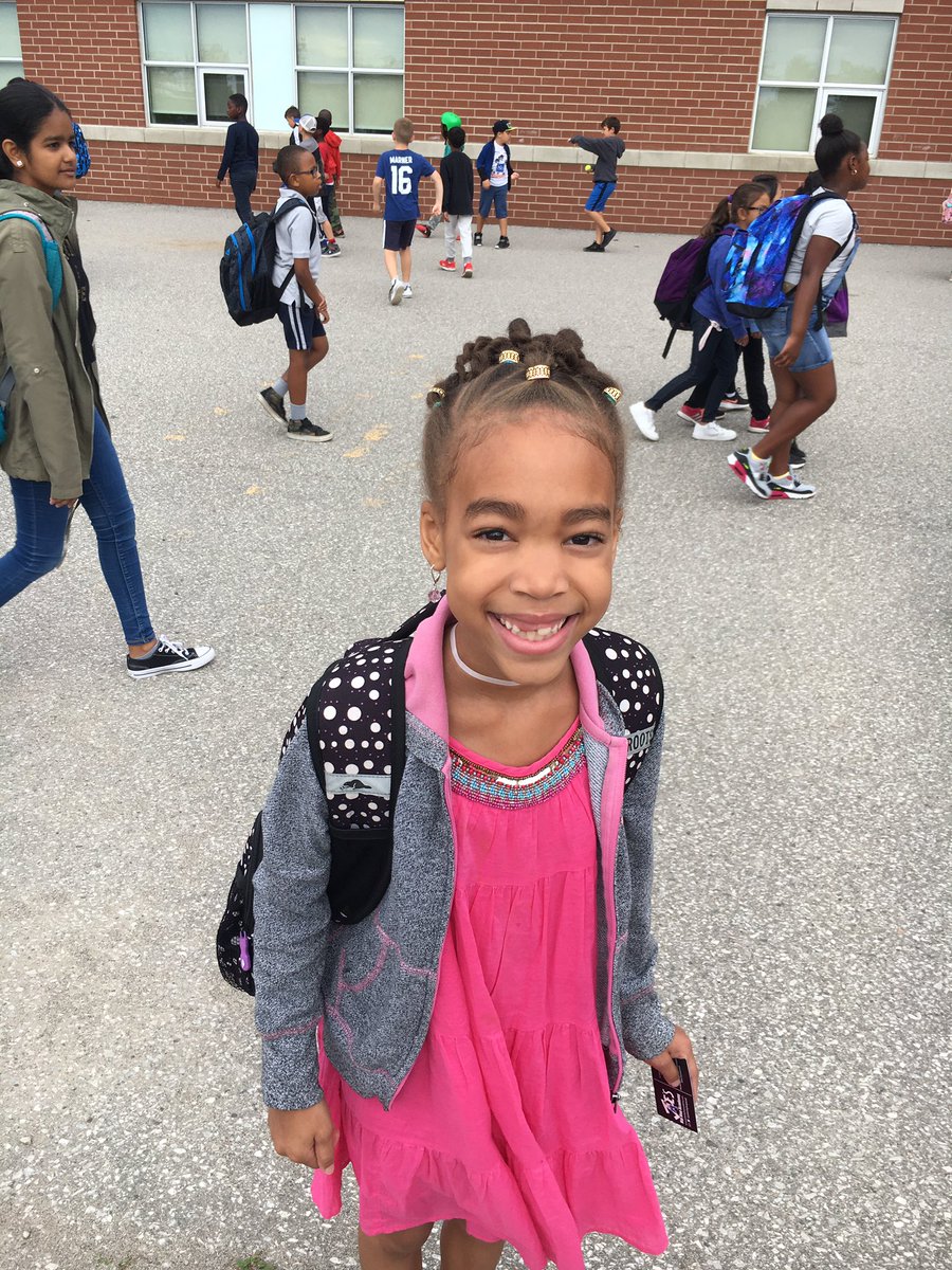 actress_ariana's tweet photo. Smiles that can brighten someone’s day 😀🤗😊, thanks mom for this hairstyle @andreapeart46 #ariana #actress #school #fancyhair #brightsmile #arilover https://t.co/yPOqoQIAMs