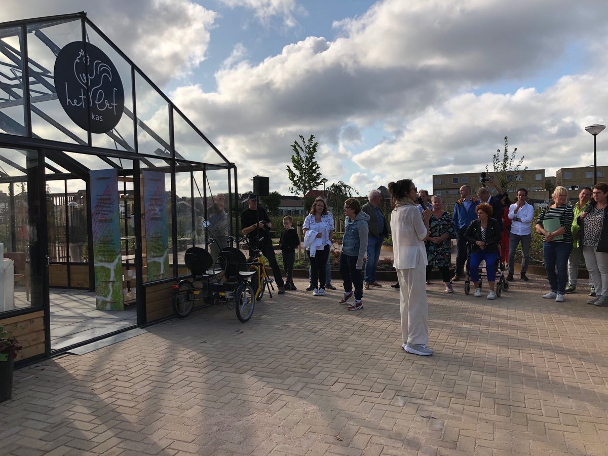 JoostBruijn1's tweet photo. Wethouder @AnnetteValent brengt met de ringeloortechniek versiering aan op het erf-aardewerk op Het Erf van @EsdegeReigersdl @dedraai @GemHHW. Dit als één van de openingshandelingen van Het Erf en woonproject De Madelief van @woonwaard https://t.co/6DLHfx21QW