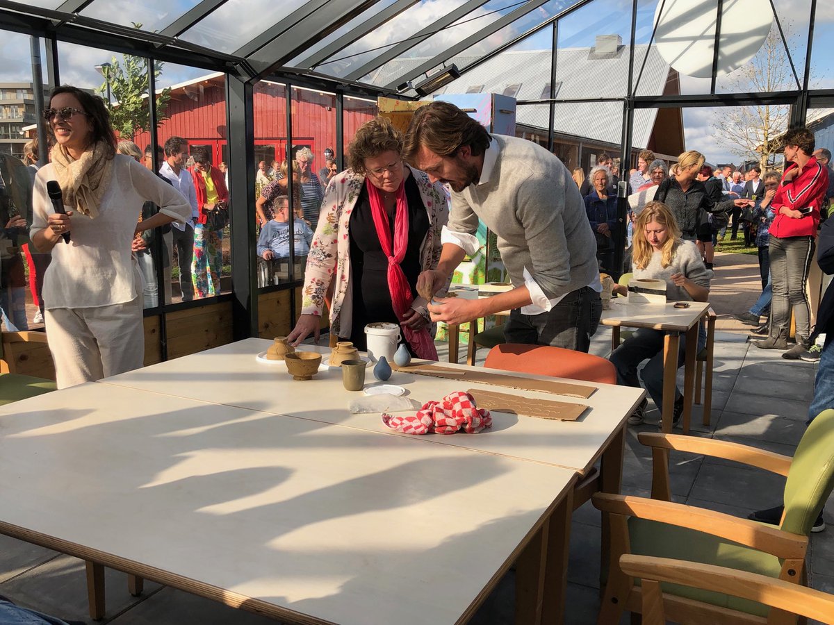 JoostBruijn1's tweet photo. Wethouder @AnnetteValent brengt met de ringeloortechniek versiering aan op het erf-aardewerk op Het Erf van @EsdegeReigersdl @dedraai @GemHHW. Dit als één van de openingshandelingen van Het Erf en woonproject De Madelief van @woonwaard https://t.co/6DLHfx21QW