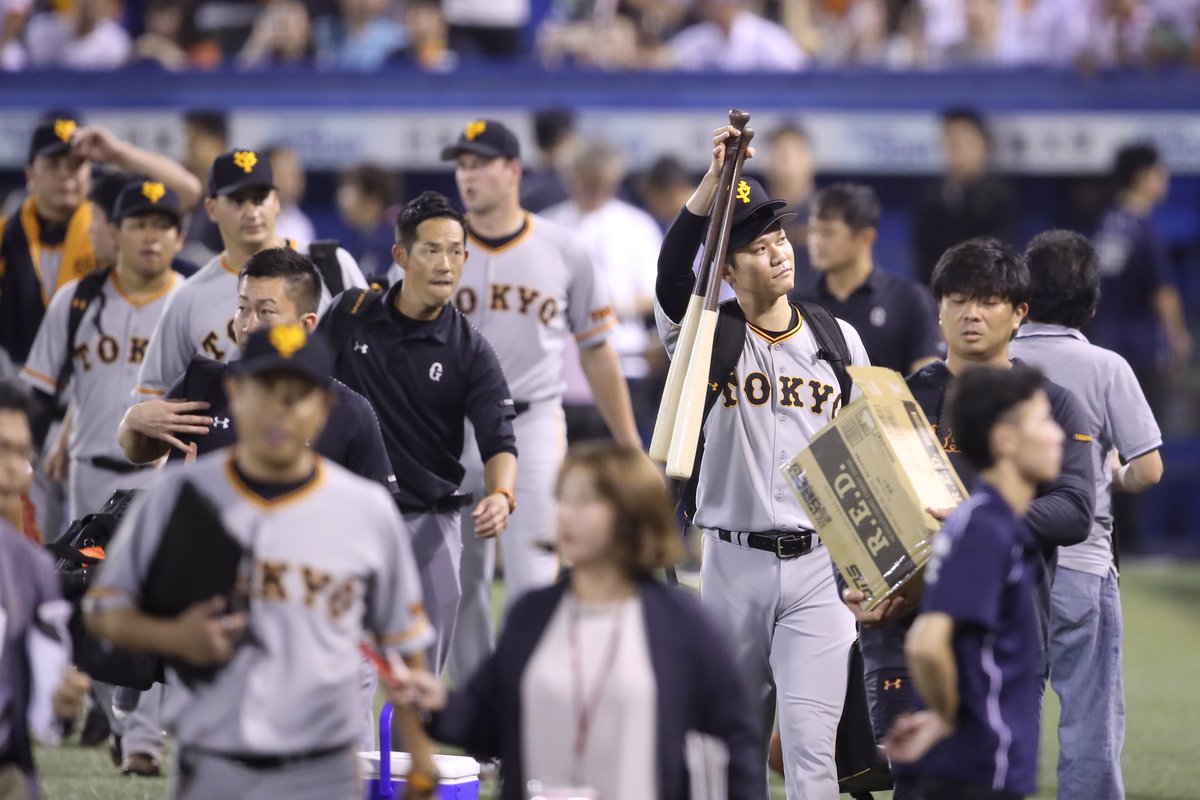矢口亨 スポーツ報知写真部 ヤクルト 巨人 坂本勇人 ヒットは出なかったものの 好守備など この日もらしさを見せたキャプテン 最後の写真は 岡本和真 選手のホームランの打ち方を再現しているところです とても研究熱心 巨人 読売 矢口亨 スポーツ報知写真部 ヤクルト 巨人 坂本勇人 ヒットは出なかったものの 好守備など この日もらしさを見せたキャプテン 最後の写真は 岡本和真 選手のホームランの打ち方を再現しているところです とても研究熱心 巨人 読売