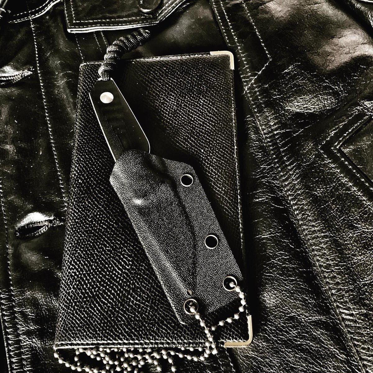LGDL2's tweet photo. Leather and steel, the good team
.
.
.
#RealSteelKnives #RealSteelConnector #edcaddict #EDC #EveryDayCarry #knifeporn #bladeporn #couteauxedc #neckknife #bladeaddict #knifeaddict #chineseknife #RSK #PoltergeistWorks https://t.co/Zm43SvKeSc