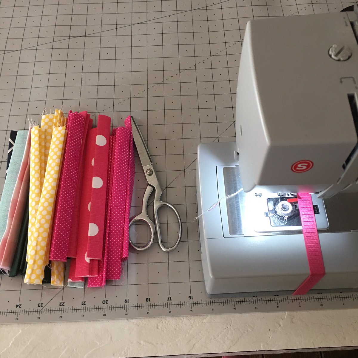 graycodesigns's tweet image. Boot Leg tabs are on this mornings agenda. Happy Monday 💖