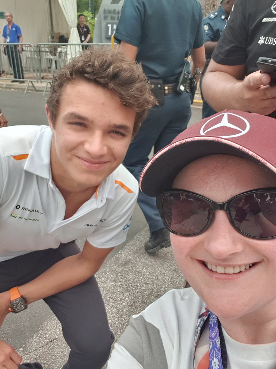 FanClubLN4's tweet photo. Lando with fans at Singapore 🇸🇬

#L4NDO #LN4 #LandoNorris https://t.co/MVInrWUw6f