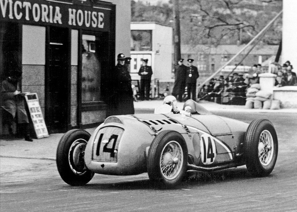 MullinCAP's tweet photo. Rene Dreyfus, not stopping for a pint of Guinness at the Victoria during the Cork grand prix. https://t.co/x3inWrkAh2