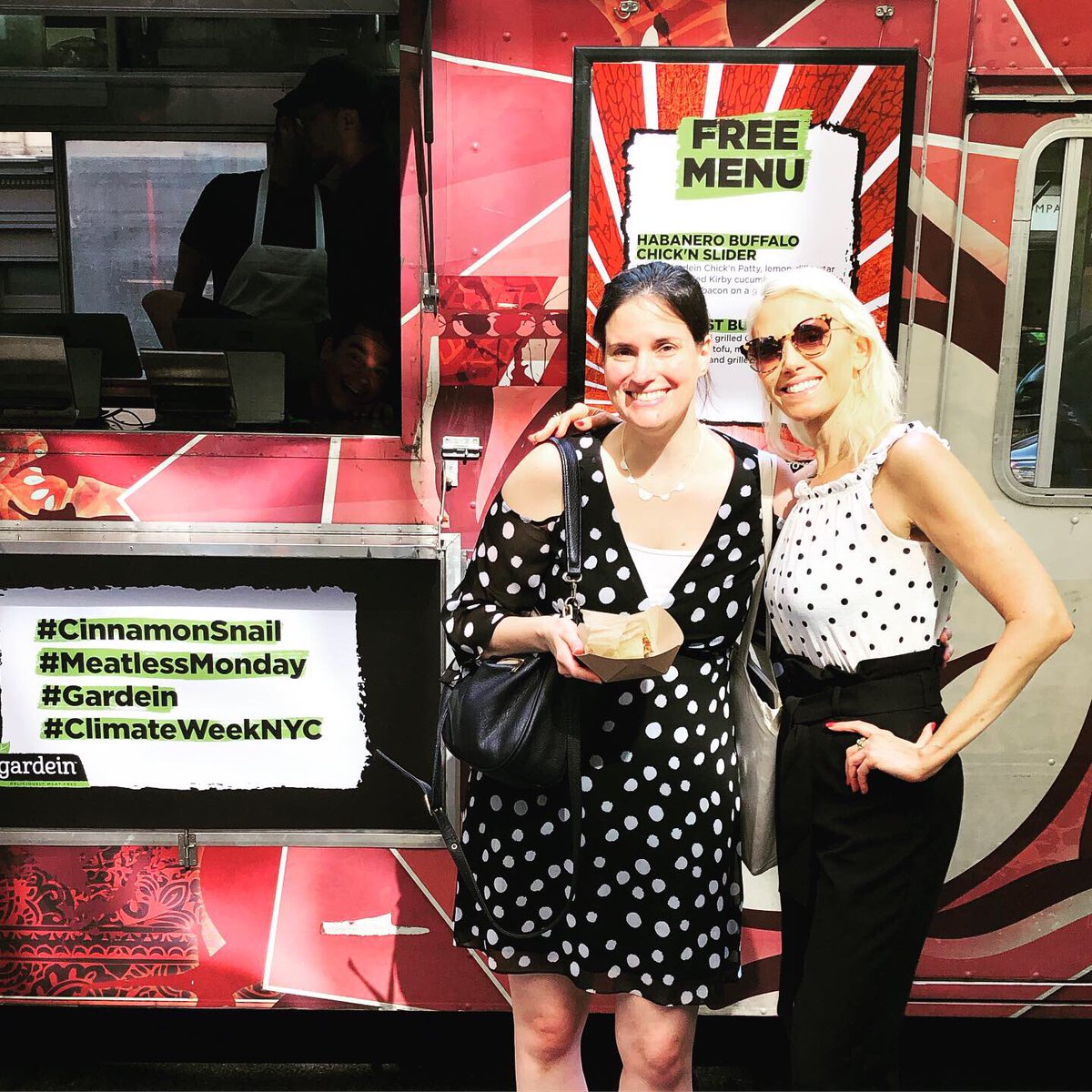 eatforclimate's tweet photo. #EatforClimateWeek has begun! Start your #MeatlessMonday at @cinnamonsnail parked on 5th Ave b/w 21st/22nd til 2 PM for some FREE @gardein-packed goodness. Dana Smith and @MeatlessMonday led this year’s campaign, partnering with @foodclimateall and @ClimateGroup #ClimateWeekNYC https://t.co/eQ5Yz39US8