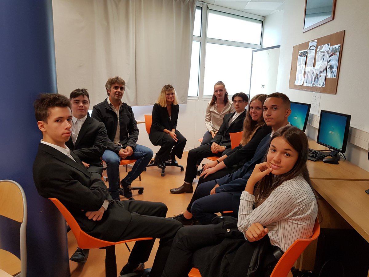 EᑎGᗩGEᗰEᑎT 🎓📓
Les adhérents et entrepreneurs du Club d'entreprises DEBA se mobilisent pour les jeunes du @EspritBassin 
Comment trouver un stage, se présenter... 
Des ateliers pratiques, du concret pour les 60 élèves présents du lycée Condorcet à @Arcachon