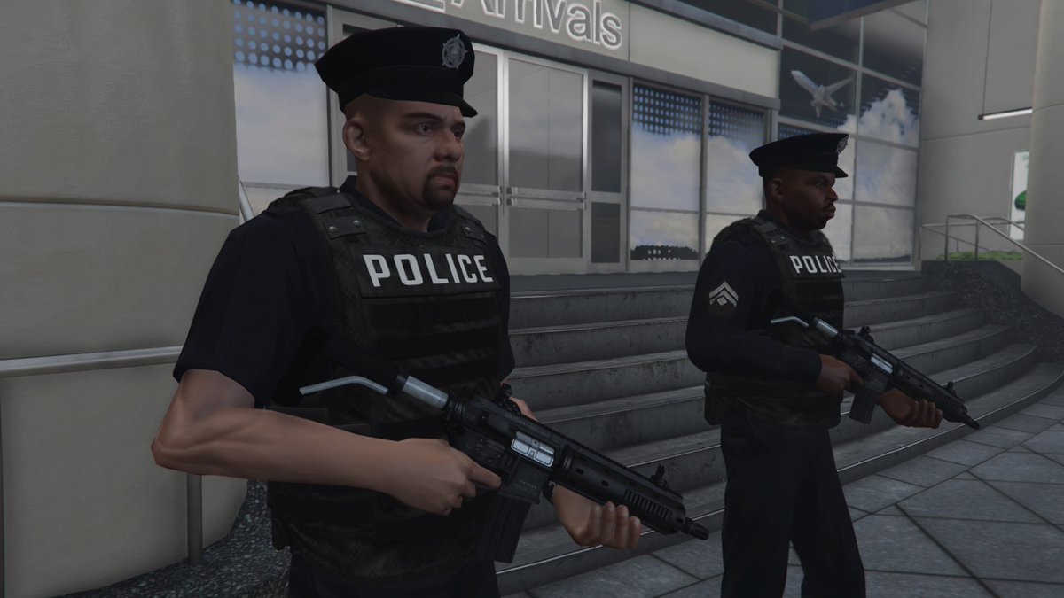 Los_LSPD's tweet photo. 数ヶ月前の銃撃戦が再び起こらないようにLSPD機動隊は空港の警備力を強化。
市内でも常に警察官1人1人が常に警戒心を持ってパトロールをしております。 https://t.co/1uWLfeJ3DA