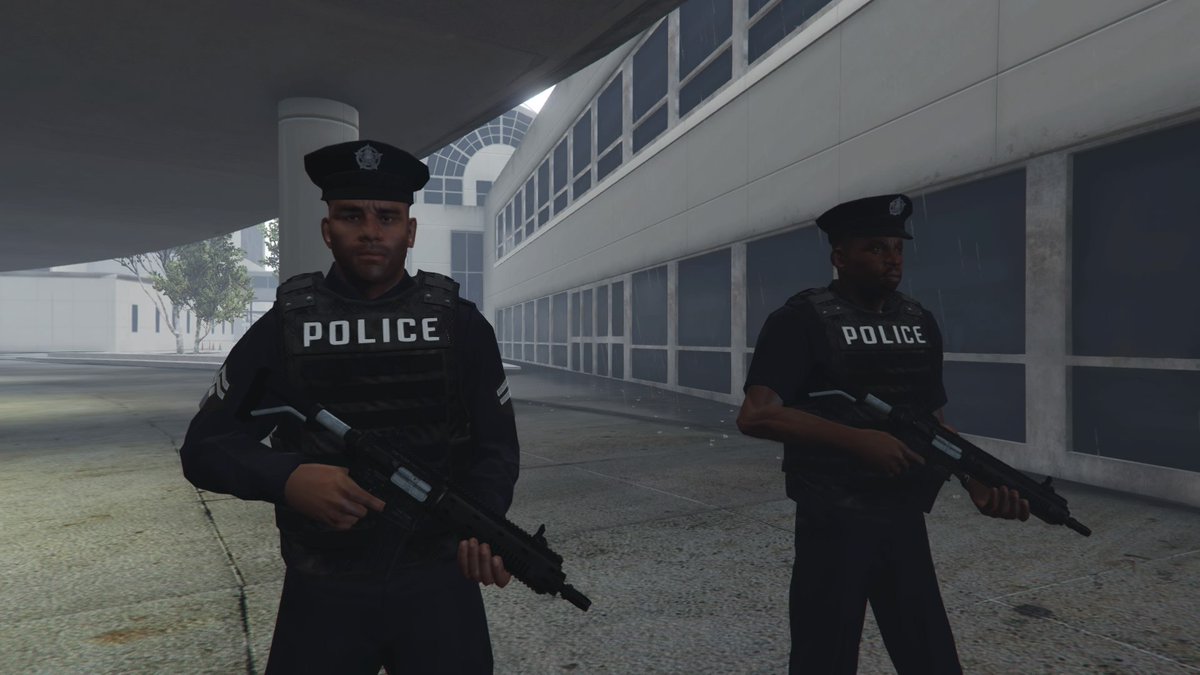 Los_LSPD's tweet photo. 数ヶ月前の銃撃戦が再び起こらないようにLSPD機動隊は空港の警備力を強化。
市内でも常に警察官1人1人が常に警戒心を持ってパトロールをしております。 https://t.co/1uWLfeJ3DA
