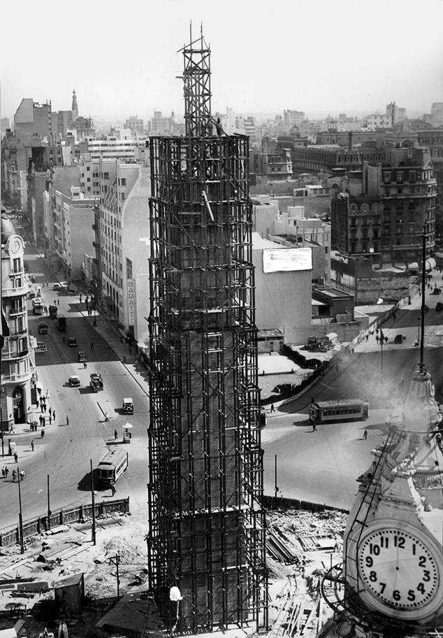 Obelisco en construcción, Buenos Aires, 1936.