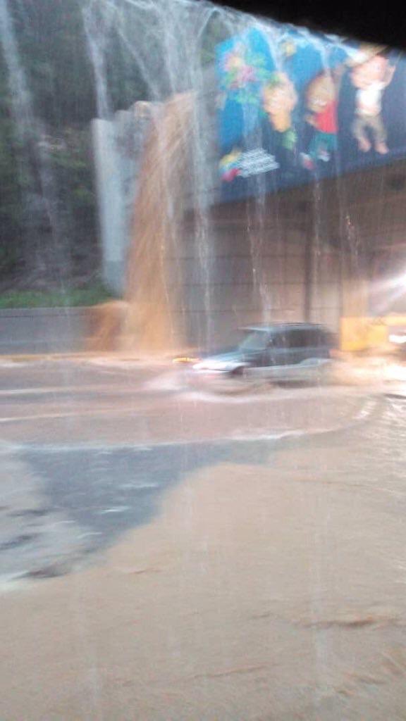 jguaido's tweet photo. Dos décadas después de que sufrimos la tragedia, la única política que el aparato usurpador pudo emprender para Vargas es fingir normalidad. 

¡Este es el resultado vergonzoso de 20 años de desidia y corrupción! https://t.co/F9lDPCxYGE