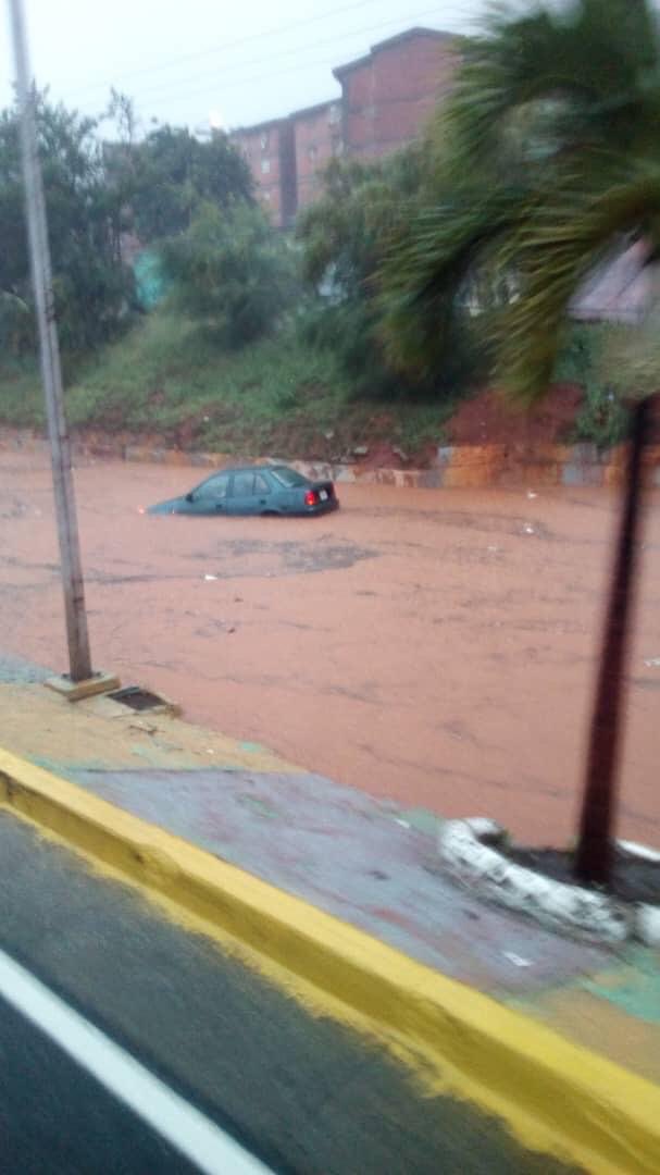 jguaido's tweet photo. Dos décadas después de que sufrimos la tragedia, la única política que el aparato usurpador pudo emprender para Vargas es fingir normalidad. 

¡Este es el resultado vergonzoso de 20 años de desidia y corrupción! https://t.co/F9lDPCxYGE