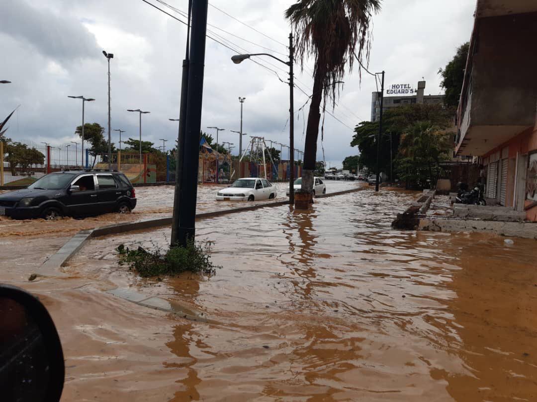 jguaido's tweet photo. Dos décadas después de que sufrimos la tragedia, la única política que el aparato usurpador pudo emprender para Vargas es fingir normalidad. 

¡Este es el resultado vergonzoso de 20 años de desidia y corrupción! https://t.co/F9lDPCxYGE
