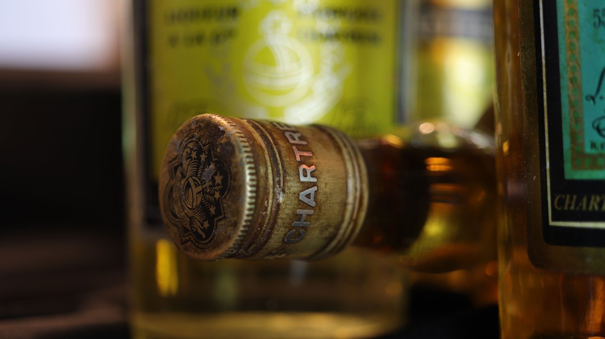 iDealwine's tweet photo. Plus que deux jours pour ces enchères, avec, amis isérois, une collection MONSTRUEUSE de chartreuse !

A déguster au "doux" son du morceau "Chartreuse" des barbus de ZZ TOP !

https://t.co/QPU6vETRMM

#chartreuse #montagne https://t.co/2i5kS5jK7u