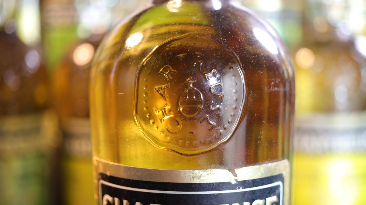 iDealwine's tweet photo. Plus que deux jours pour ces enchères, avec, amis isérois, une collection MONSTRUEUSE de chartreuse !

A déguster au "doux" son du morceau "Chartreuse" des barbus de ZZ TOP !

https://t.co/QPU6vETRMM

#chartreuse #montagne https://t.co/2i5kS5jK7u