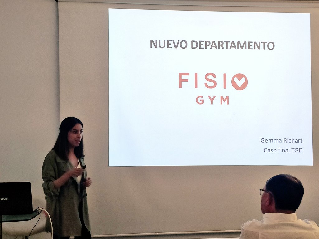 NettDigital's tweet photo. @GRichartB una apasionada de los #RecursosHumanos presentando el #CasoPráctico del #MasterTGD "Fisio Gym" 🤸‍♀️👏 https://t.co/4kAf4ZvUxf