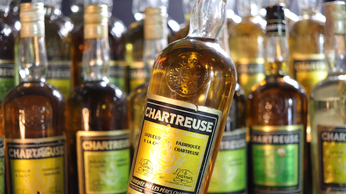 iDealwine's tweet photo. Plus que deux jours pour ces enchères, avec, amis isérois, une collection MONSTRUEUSE de chartreuse !

A déguster au "doux" son du morceau "Chartreuse" des barbus de ZZ TOP !

https://t.co/QPU6vETRMM

#chartreuse #montagne https://t.co/2i5kS5jK7u