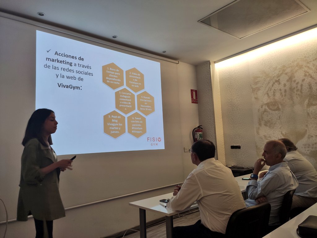 NettDigital's tweet photo. @GRichartB una apasionada de los #RecursosHumanos presentando el #CasoPráctico del #MasterTGD "Fisio Gym" 🤸‍♀️👏 https://t.co/4kAf4ZvUxf