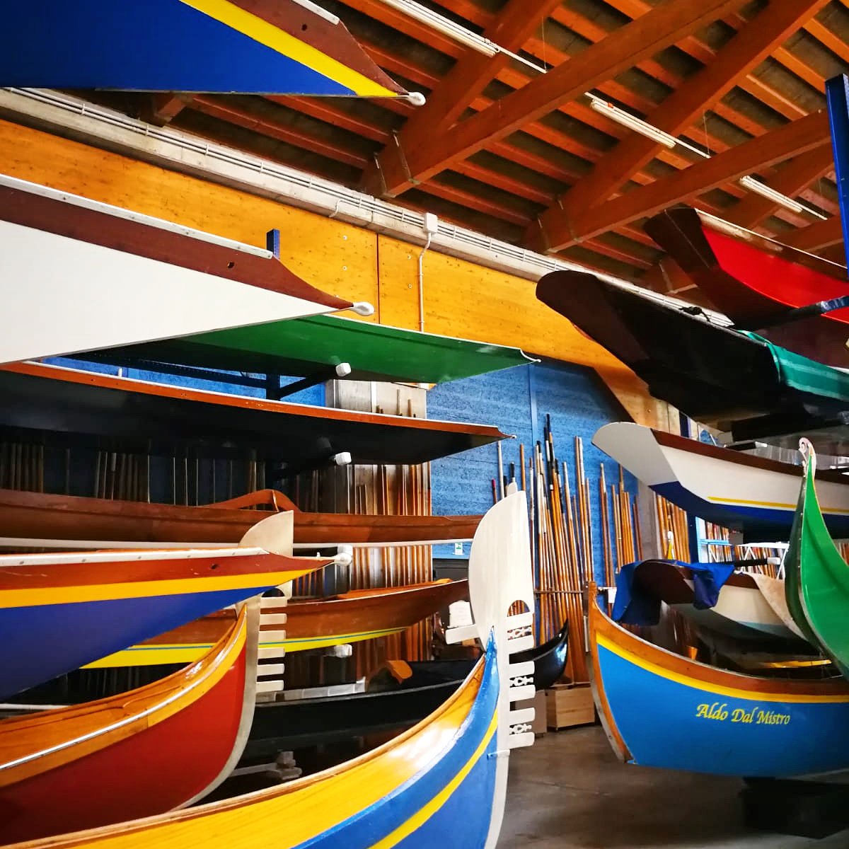 UAVenice's tweet photo. In #Venice we have a saying: “bonafide Venitians have ‘rowing’ in their DNA” In other words, life on the water is second nature, maybe even first! While you are in Venice, do like us when we take time out. The #Remiere, renting a Caorlina, mascareta or #Gondolino is a must! https://t.co/9GQR98jA3y