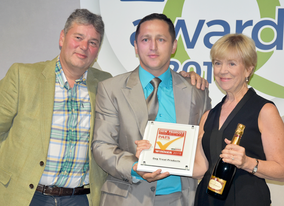 PetBusinessNews's tweet image. Woolf UK won the PATS New Product Award for Natural Bone with vegetables, glucosamine and chondroitin in Dog Treats and Products! Well done! #woolfsnacks #PATS19 

petbusinessworld.co.uk/news/feed/ever…