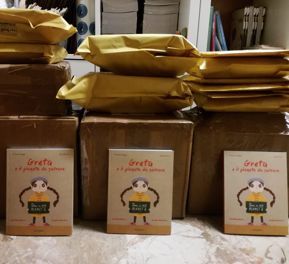Piovono ordini! 
Fra pochissimo Greta e il pianeta da salvare sarà in tutte le #librerie

#libro #greta #booknews #noplastic
#novità #editori #pianetaterra #Ecologia  #librerie #libreria #indipendente #glifo #FridaysForFuture #giovani