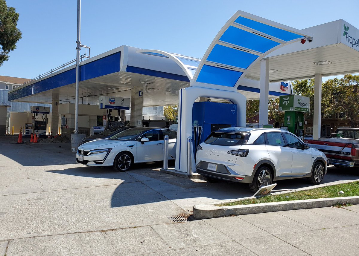 FCHEA_News's tweet image. The 41st #hydrogen refueling station in CA opened in Oakland on Sept. 20. It has 2 fueling positions, has a liquid hydrogen capacity of over 800kg, and is open 24 hours to support CA&apos;s 7,400+ #fuelcell vehicles! Check out the @CaFCP blog for more information.