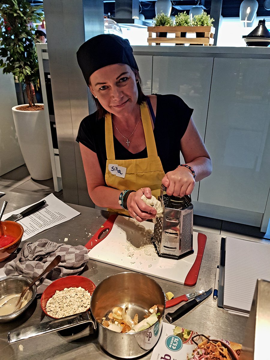 Wat een ontzettend leuke, inspirerende, leerzame 1e dag bij de <a href="/groenekook/">groenekookacademie</a> . Naast theorie wordt er heel veel tijd besteed aan de praktijk: het koken. En die combi vind ik geweldig! Juist hierin kunnen wij diëtisten een belangrijke rol spelen bij het begeleiden van je cliënt. ^sv
