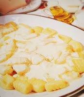 CUCINAPIEMONTES's tweet photo. La salsa che accompagna questi gnocchi alla toma #piemontese non è come la classica fonduta valdostana che prevede di aggiungere i tuorli d'uovo durante la fusione della Fontina. https://t.co/bkfFuWTwHk https://t.co/sHuvEC4PbI