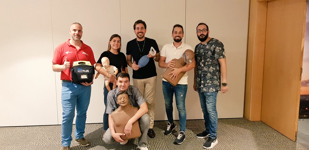 Trypaeropuerto's tweet photo. Magnífica formación con #JuanCarlos de @SalvavidasJ en el manejo del desfribilador. #MeliaSpain #TrypHotels #salvavidas #TBAteam https://t.co/HfoKbAv31W