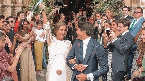 Bodayaa_com's tweet photo. María Pombo y Pablo Castellano cumplieron ayer día 22 3️⃣ meses de casados y no pueden estar más felices! La pareja recientemente se dió el 'sí, quiero' en Cantabria rodeados de familiares y amigos. 💍👩‍❤️‍💋‍👨 

¿Qué os parece esta foto de los novios recién casados? 💞

#maria&amp;pablo https://t.co/svEWQXIt8q