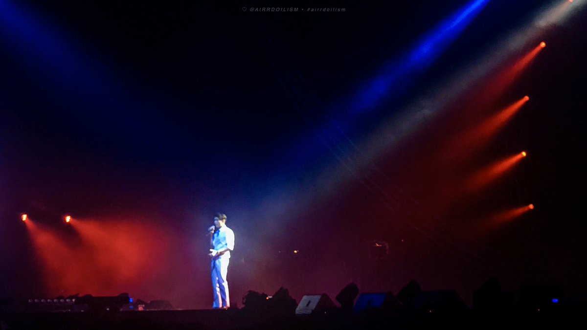 airrdoilism's tweet photo. ครั้งแรกกับการดูคอนเสิร์ตของบ้านสีขาว ดีทุกเพลง โชว์ยาวเต็มอิ่มมาก ดูเพลินไม่มีเบื่อเลย ชอบคอนเซ็ปเวที ไฟสวย ดีงัมมม
#WHITEHAUS3
#whitehaus
#atomchanakan #jetsetterband #bellsupol #oporthevoice
#airrdoilism https://t.co/TkP8g5Eb7X