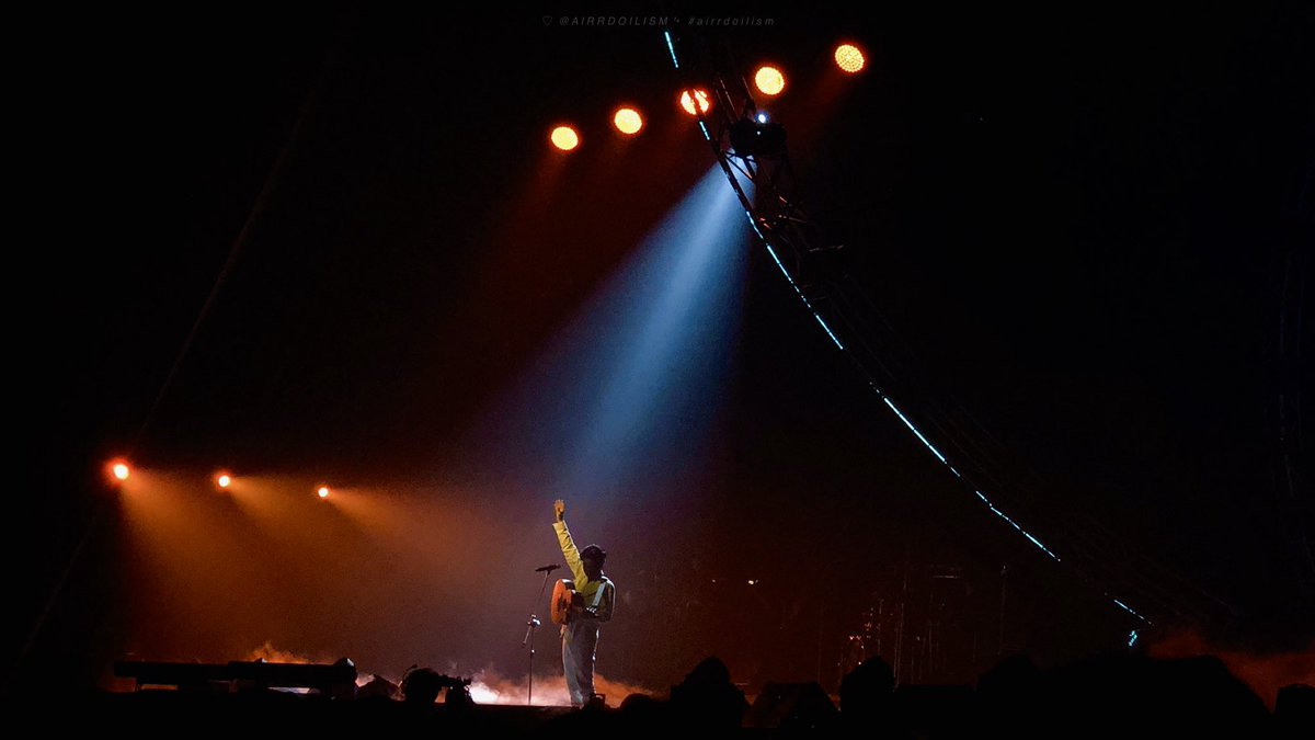 airrdoilism's tweet photo. ครั้งแรกกับการดูคอนเสิร์ตของบ้านสีขาว ดีทุกเพลง โชว์ยาวเต็มอิ่มมาก ดูเพลินไม่มีเบื่อเลย ชอบคอนเซ็ปเวที ไฟสวย ดีงัมมม
#WHITEHAUS3
#whitehaus
#atomchanakan #jetsetterband #bellsupol #oporthevoice
#airrdoilism https://t.co/TkP8g5Eb7X