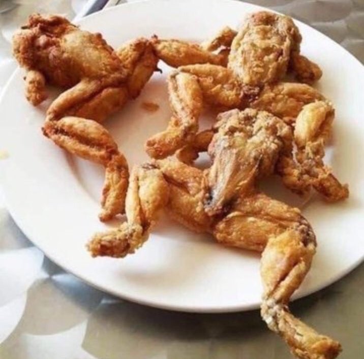 Bbq frog. лягушачьи лапки во франции. кухня франции лягушачьи лапки. жареные лягушачьи лапки. французские деликатесы лягушачьи лапки.