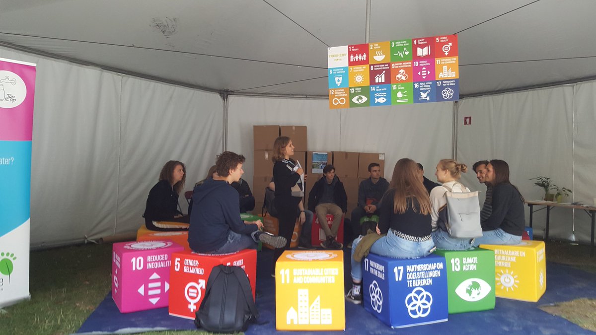 We starten het academiejaar in het thema van duurzaamheid! Welkom aan alle nieuwe studenten en fijn dat jullie op onze SDG blokken plaatsnamen #startersdagen #kuleuven #SDGs