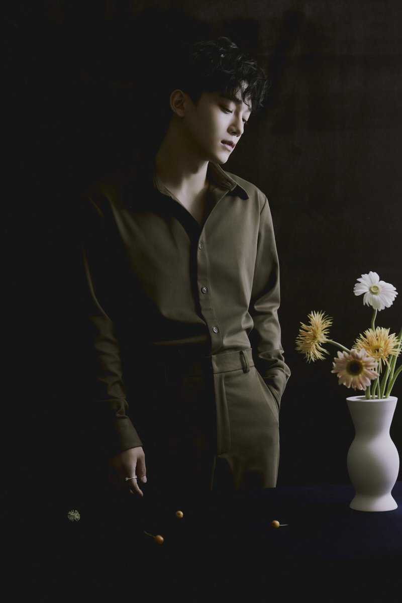 foreverexoexcel's tweet photo. algo de esta foto hace daño a mi ser, transmite tanto con su carita, jongdae debería estar asociado con cientos de marcas ya, su rostro realmente es perfecto

#ShallWeChen #FallForCHEN @weareoneEXO https://t.co/AUshOclUX5