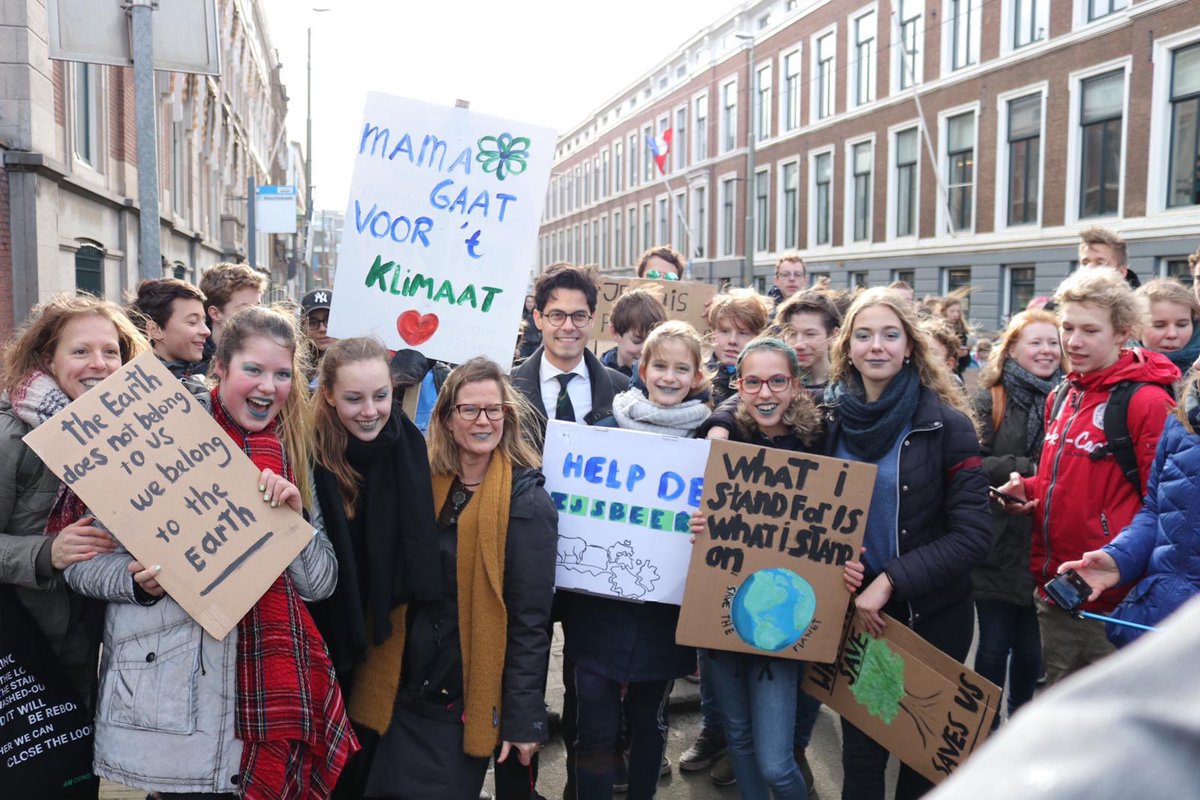 Duizenden jonge mensen over de hele wereld gaan deze week de straat op voor het klimaat. Voor de bescherming van onze planeet. 🌍

Aanstaande vrijdag is de #klimaatstaking in Den Haag. Ik ben er natuurlijk bij! Jij ook? 👇🏽
klimaatstaking.nl