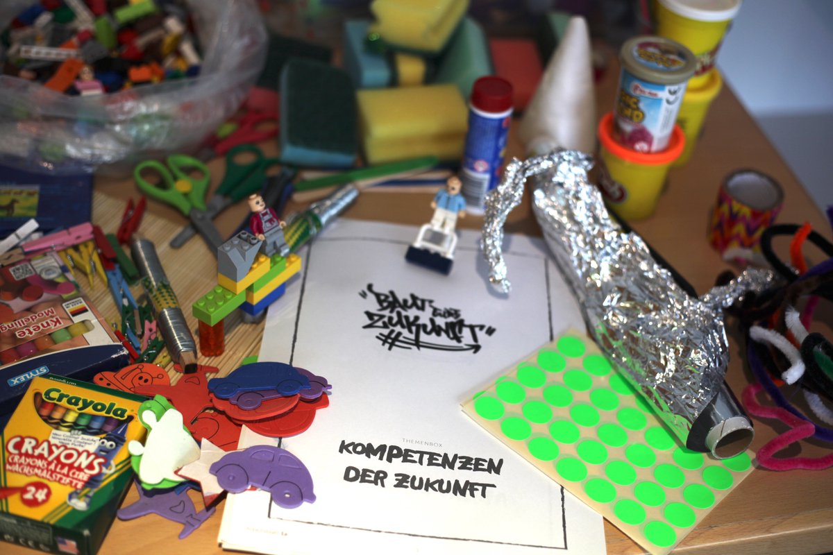 BautEureZukunft's tweet photo. Ist nicht jede*r #Lehrer*in ein #Zukunftsbauer*in, wenn #Schüler*innen durch sie befähigt werden, ihre #Zukunft zu meistern?💪✨🎢🔜
Danke für diesen großartigen #Workshop @berufwahlsiegel-Netz und die engagierten Teilnehmer*innen!👏
#DesignThinking #Lehrerinnenbildung #Schule https://t.co/xZdK1T7eri
