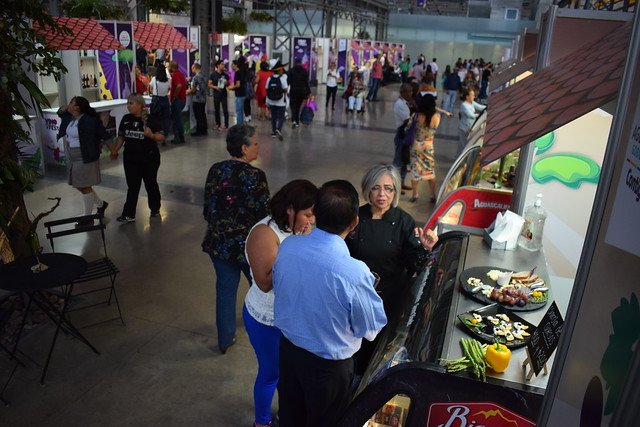 SomosLJA's tweet photo. Con la asistencia de más de 100 mil personas, entre locales y visitantes, y una derrama económica de casi 70 mdp cerró la edición del #VinoFest2019 de @Aguascalientes
https://t.co/qQZICM2T58 https://t.co/S3lFq2NPVJ
