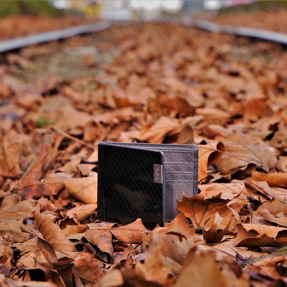 CommonFibers's tweet photo. It's official!  Summer is over and it is time for leaves and pumpkins!
.
#carbonfiber #wallet #EDC #everydaycarry #slim #minimalist #pocketdump #tactical #keepitsimple #madeinamerica #ripstop #carbon #commonfibers #lifeiscarbonbased #fall #autum https://t.co/MEnChOI2zZ