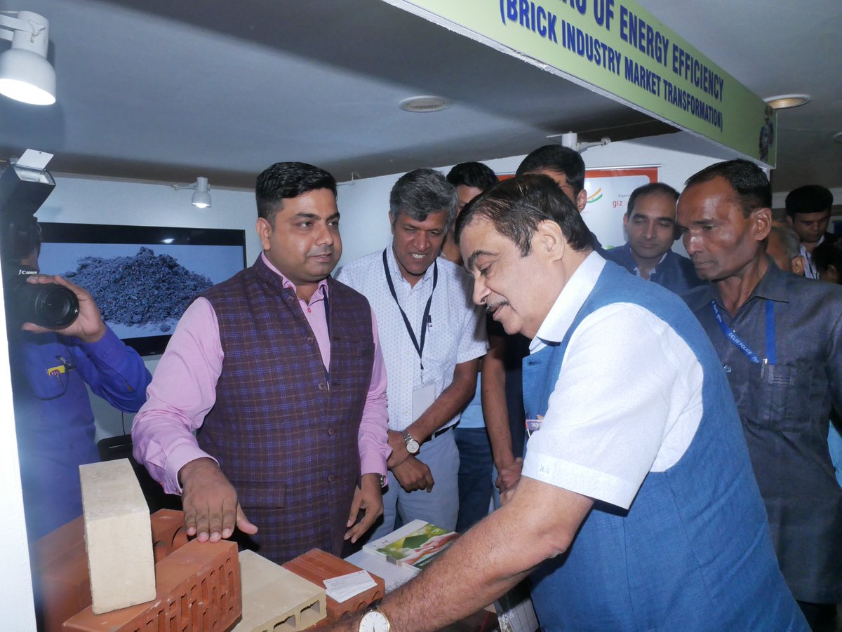 SonalKumar0110's tweet photo. Discussing about opportunities for energy efficiency in brick manufacturing with Hon Nitin Gadkari Minister MSME @nitin_gadkari &amp; Hon R.K. Singh Min of State IC Min Power @RajKSinghIndia at National Conclave on Energy Efficiency in MSMEs organised by @beeindiadigital &amp; @minmsme. https://t.co/cG46f26uMj