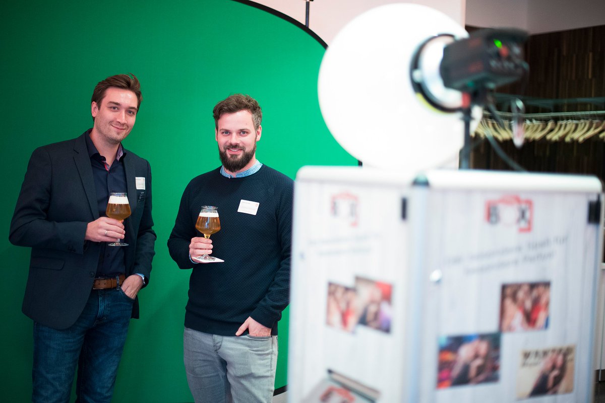 GDATA's tweet photo. Bei der Eröffnung des diesjährigen Tech Days versprach Andreas Lüning, dass keiner der anwesenden Gäste hungrig nach Hause gehen würde. Und er stand zu seinem Wort: Hier noch einmal die schönsten Bilder eines gelungenen Abends! #gdatatechday #gdatacampus https://t.co/pvSCYU3SJF