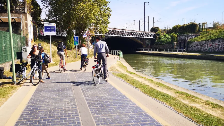 ExpUrbaines's tweet photo. La première piste cyclable solaire d'@iledefrance vient d'être inaugurée dans la @villedebobigny : équipée de dalles solaires, l'énergie stockée permet d'éclairer la piste pour sécuriser les passants, en toute écologie 🚴‍💡 https://t.co/hSjVcghRBt https://t.co/XAd1QLgHSV