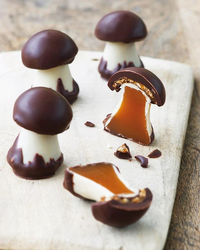Sous une coque en nougatine se cache un délicieux coeur caramel le tout enrobé de chocolat. 
Rien de tel que nos petits champignons pour célébrer l’arrivée de l’automne ? ift.tt/2kAce6V
