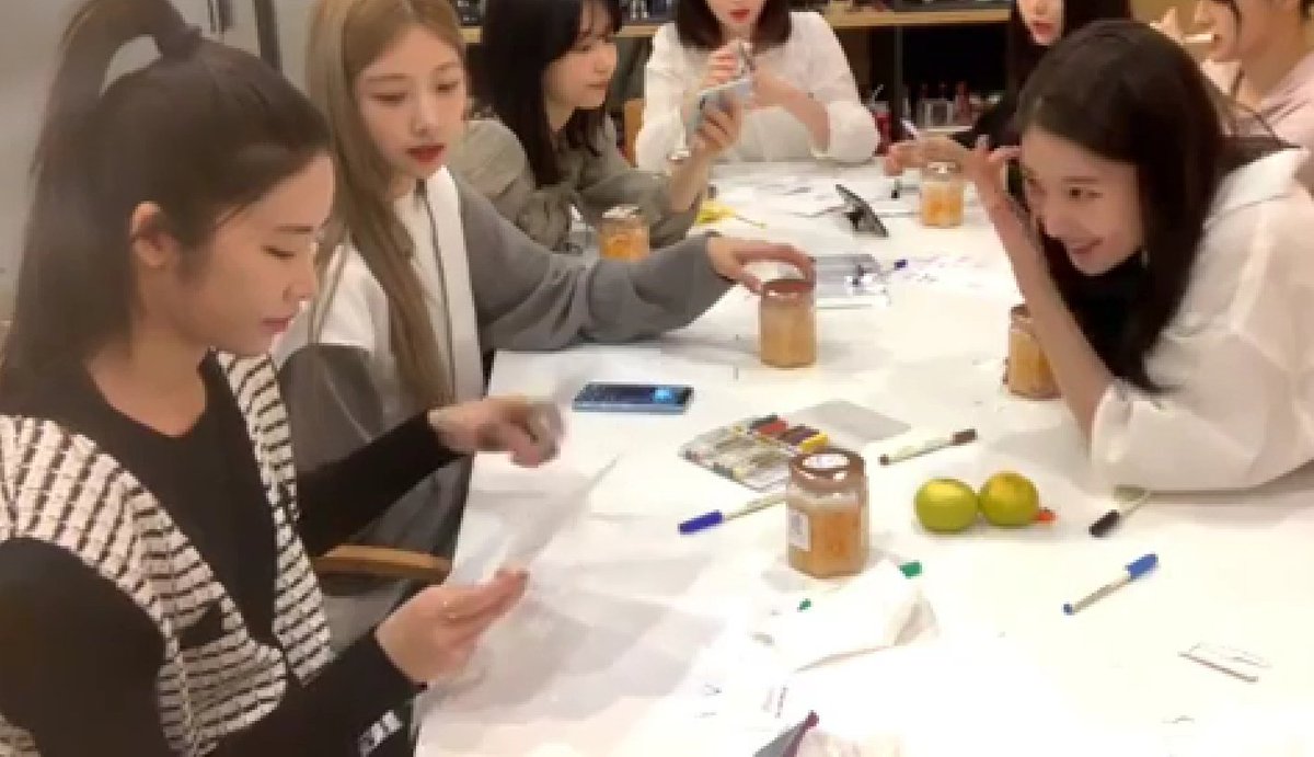 loyyel_guardian's tweet photo. My soul almost out whenever Chaeyeon heart eyes at Huihyeon!!!! Arghhh!!! 😱😍😭 #catchae #kichae https://t.co/a6pgolgTwB