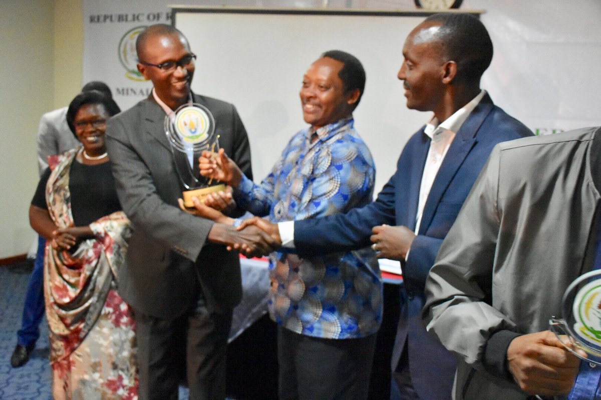 RwandaLocalGov's tweet photo. #Kigali: Hamaze kuba umuhango wo gutanga ibihembo ku turere twagize amanota y’imbere mu bikorwa biteza imbere ubumwe n’ubwiyunge muri uyu mwaka 2019. Dutatu twa mbere ni:
1. @NyanzaDistrict 96%
2. @GisagaraDistr 85%
3. @BureraDistrict 84.5 https://t.co/NSWRoZVQ8W