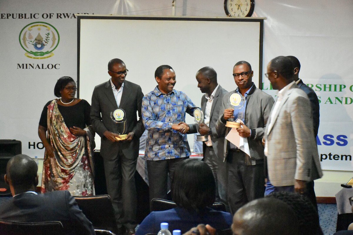 RwandaLocalGov's tweet photo. #Kigali: Hamaze kuba umuhango wo gutanga ibihembo ku turere twagize amanota y’imbere mu bikorwa biteza imbere ubumwe n’ubwiyunge muri uyu mwaka 2019. Dutatu twa mbere ni:
1. @NyanzaDistrict 96%
2. @GisagaraDistr 85%
3. @BureraDistrict 84.5 https://t.co/NSWRoZVQ8W