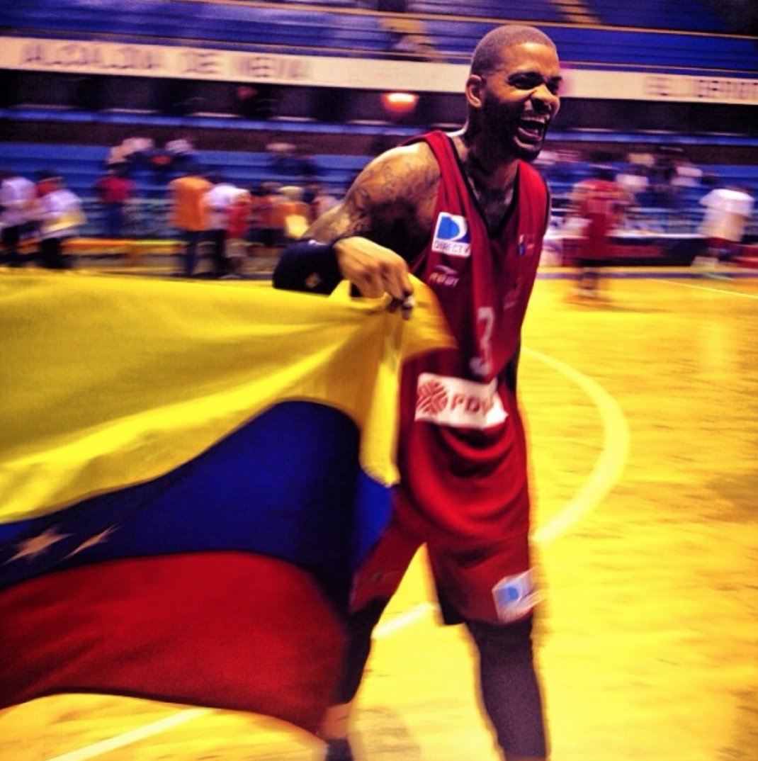 luisevargas's tweet photo. Consternado con el asesinato de Andre Emmet en EEUU. Se va un gran jugador y mejor persona. Recuerdo aquella tarde de 2014 en Neiva, cuando se nos acercó tras guiar a Cocodrilos al triunfo en @Ligamericas, para pedirnos la Bandera y celebrar, como registramos en la 📸. QEPD https://t.co/WUTyZElnks