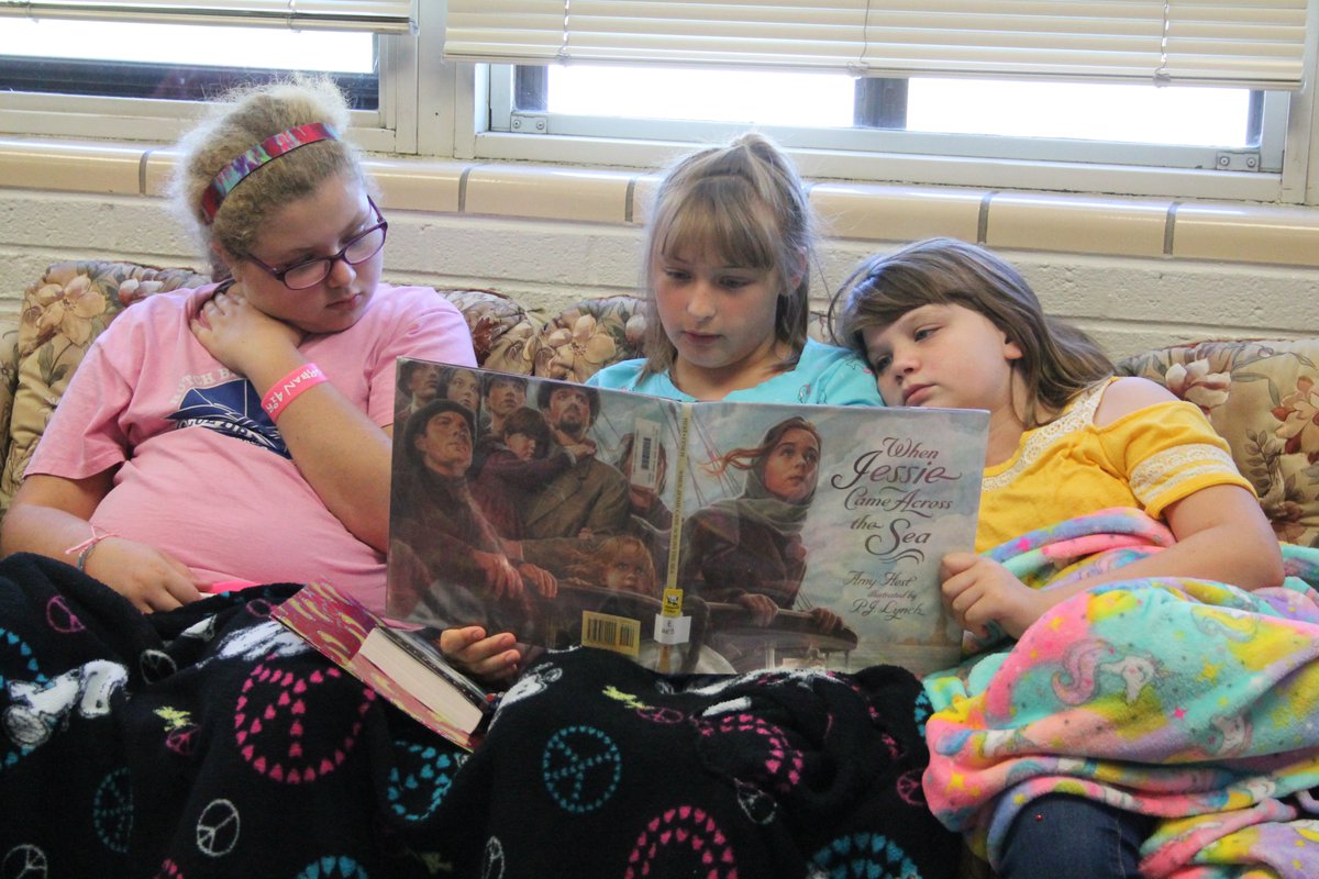 techytamara's tweet image. Flexible Seating empowers Ss by giving them choice and control of their environment. It also makes buddy reading more comfy and fun! @InmanSchools #flexibleseating #MaximizingResources @coachpilly