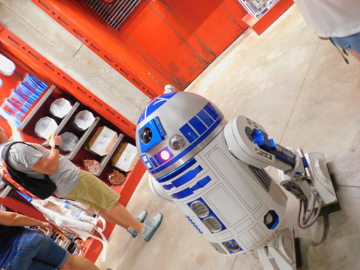 hecallsmePP's tweet image. Still can't believe I was here only 2 weeks ago! Cannot wait to experience it more in December. #swge #backtobatuu #GalaxysEdge